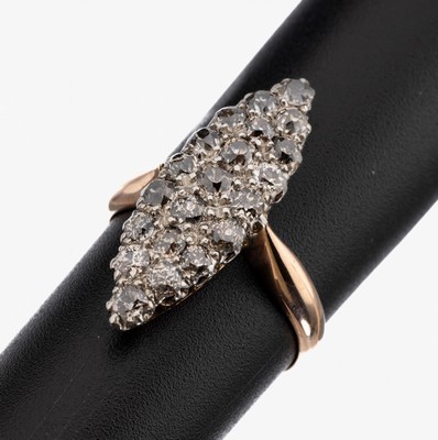 14 kt Gold Diamant-Ring, um 1900, GG 585/000 gepr., sogn. Schiffchenring, 21 in Silber gefasste Altschliffdiamanten zus. ca. 1.0 ct l. get. ...