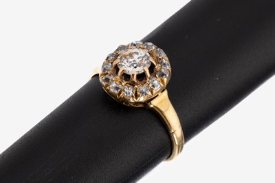 14 kt Gold Diamant-Ring, um 1900, GG 585/000 gepr., mittig erhaben gefasster Altschliffdiamant ca. 0.45 ct Weiß/p1, umgeben von 13 ...