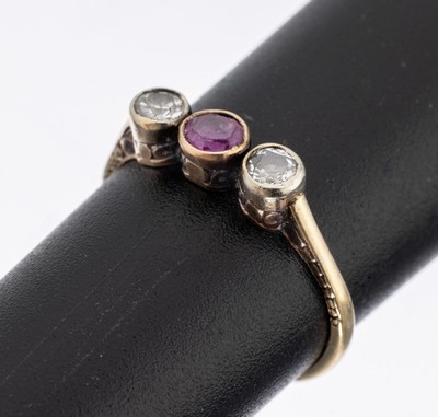 14 kt Gold Rubin-Diamant-Ring, um 1900, GG 585/000, feine Verarbeitung, mittig rundfacett. Rubin ca. 0.10 ct, 2 Altschliffdiamanten zus. ca. 0.10 ct ...