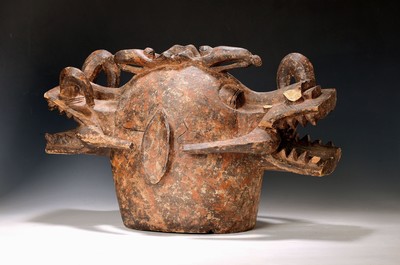 Große Helmmaske, sog. Waniugo, Senufo, Elfenbeinküste/Ghana, 20.Jh., Holz vollplastisch geschnitzt, janusköpfig, mythologisches Mischwesen aus ...