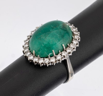 18 kt Gold Smaragd-Brillant-Ring, WG 750/000, ovaler Smaragd-Cabochon ca. 14.0 ct (Kerben, Kratzer, Risse), 26 Brillanten zus. ca. 1.30 ct ...