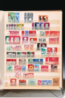 Briefmarkensammlung, Sowjetische Besatzungszone, ungestempelt und mit Falz, mit Bl. 2t (kl. Stockfleck, Bug oben rechte Ecke), 2x Bl. 4 ungestempelt, ...