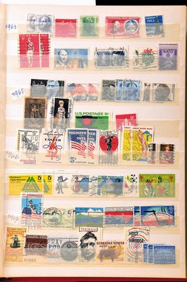 Umfangreiches Konvolut Briefmarken, Alle Welt , v.a. Schweiz nach 2000, auch einige Jahrbücher, Alben und Einzelmarken, Umfang: 1 Umzugskarton