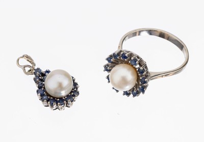 14 kt Gold Perl-Saphir-Set, WG 585/000, best. aus: 1 Ring, RW 63, mittig Akoyazuchtperle, D. ca. 8.4 mm, umgeben von kl. rundfacett. Saphiren, und 1 ...