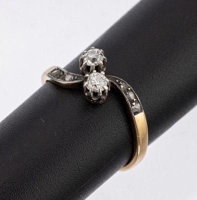 18 kt Gold Diamant-Ring, um 1900, GG 750/000 gepr., Ringkopf Silber, 2 Altschliffdiamanten und 6 Diamantrosen zus. ca. 0.24 ct Weiss/p, RW 55, ca. ...