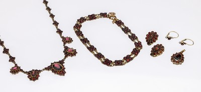 Granat-Konvolut, Metall verg., um 1900, best. aus: 1 Armband, L. ca. 21 cm, Federringschliesse mit Sicherheitskettchen, 1 Collier, L. ca. 41 cm, ...