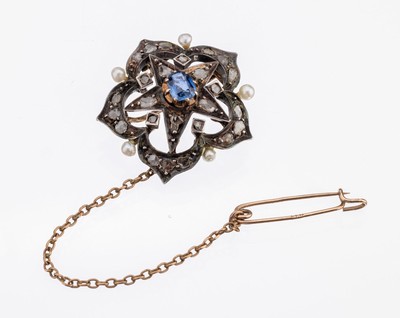 14 kt Gold Saphir-Diamant-Brosche, um 1900, GG 585/000 gepr., schauseitig Silber, mittig erhaben gefasster Saphir ca. 1.0 ct, 25 Diamantrosen zus. ...