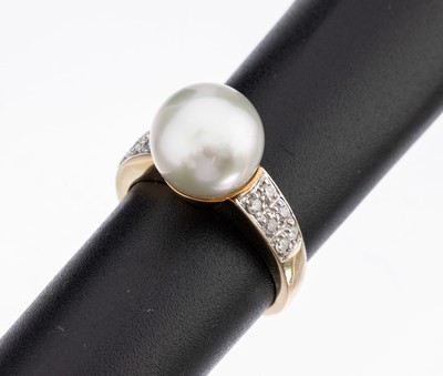 14 kt Gold Perl-Brillant-Ring, GG 585/000, mittig Akoyazuchtperle, D. ca. 10.5 mm, 12 Brillanten zus. ca. 0.20 ct Weiss/si-p, RW 55, ca. 5.9 g