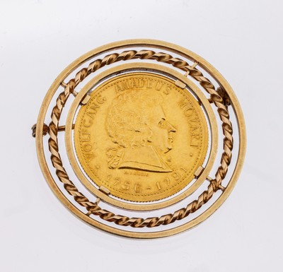 14 kt Gold Medaillen-Brosche, GG 585/000 gepr., mittig lose gefasste Goldmedaille, GG 900/000, Darstellung Wolfgang Amadeus Mozart im Profil, RV: ...