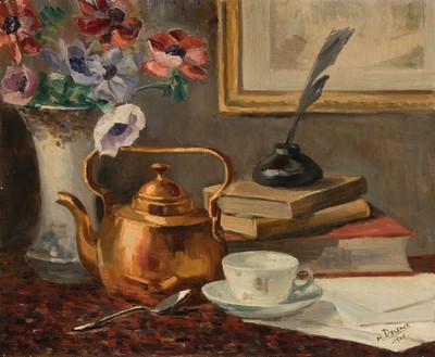 Madeleine Delsaux, geb. 1903 französisch, häusliches Stillleben mit Messingkanne, Blumenvase Büchern und Teetasse, rechts unten signiert 1926, ...