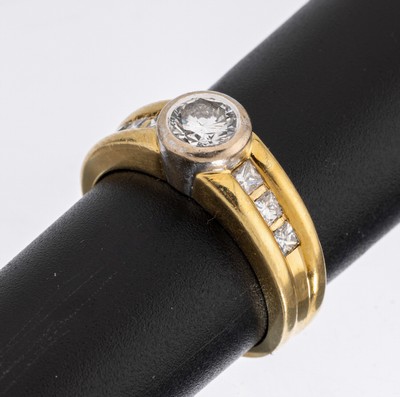 18 kt Gold Diamant-Ring, GG/WG 750/000, mittig in WG gefasster Brillant ca. 0.53 ct (grav.) Weiß/si, seitl. flankiert von 6 Diamanten im ...