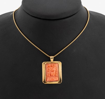 14 kt Gold Korallen-Anhänger, GG 585/000, Kamee aus Koralle, Darstellung eines Frauenportrait, Rahmung schlicht, an Kette, L.ca. 36 cm, ...