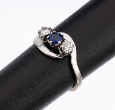 14 kt Gold Brillant-Saphir-Ring, WG 585/000, 2 Brillanten zus. ca. 0.20 ct Weiß/si, rundfacett. Saphir ca. 0.15 ct, RW 50, ca. 2.1 g