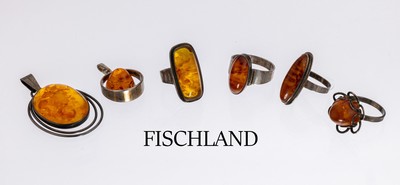 Bernstein-Konvolut, 835er Silber, Meistermarke Fischland, best. aus: 4 Ringen, 2 x RW 57 1 x 62 und 1 x 54, und 2 Anhänger, Bernstein-Cabochons in ...