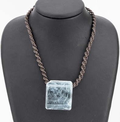 Aquamarin-Collier, gr. l. facett. Aquamarinrohstein ca. 41,1 x 37 x 10,1 cm, gekordeltes Collier aus dunkelgrauem Polyester, Länge stufenlos ...