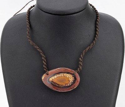 Opal-Collier, sogn. Yowahnuss ca. 32,6 x 51,4 x 10,1 mm, schönes Farbspiel, Collier ausgeflochtenem dunkelbraunen Polyesterfäden, Länge stufenlos ...
