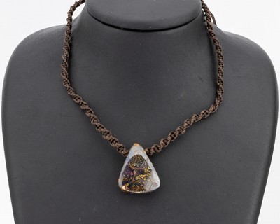 Opal-Collier, Boulderopal 31,5 x 26,3 x 9,6mm, Collier aus dunkelbraunen geflochtenem Polyesterfäden, Länge stufenlos verstellbar, L. 35 - 56 cm