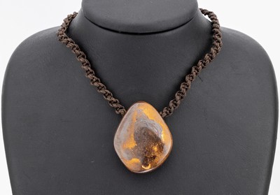 Opal-Collier, Boulderopal ca. 44,9 x 35,9 x1,4 mm, Collier aus dunkelbraunem, geflochtenen Polyesterfäden, Länge stufenlos verstellbar, L ca. 36 - ...