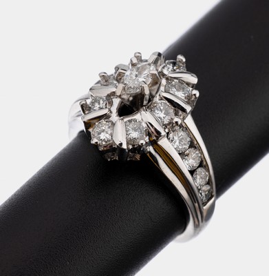 14 kt Gold Diamant-Ring, WG 585/000, mittigerhaben gefasste Diamant-Navette ca. 0.25 ct Weiß/si, 16 Brillanten zus. ca. 1.50 ct Weiß/p, RW 54, ca. ...