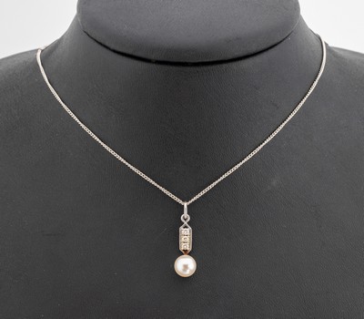 14 kt Gold Brillant-Perl-Anhänger, WG 585/000, 3 Brillanten zus. ca. 0.09 ct Weiß/p, Akoyazuchtperle, D. ca. 6.9 mm, an Kette, 835er Silber, L. ...