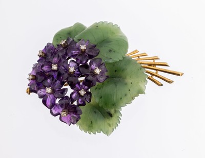 14 kt Gold Veilchenbrosche, 1960er Jahre, GG 585/000, Blätter aus Nephrit geschnitten, Blütenblätter aus Amethyst, 10 8/8-Diamanten, ca. 5.5 x ...
