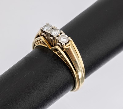 14 kt Gold Brillant-Ring, GG/WG 585/000, 3 in WG gefasste Brillanten zus. ca. 0.44 ct Weiß/si, RW 57, ca. 4.3 g