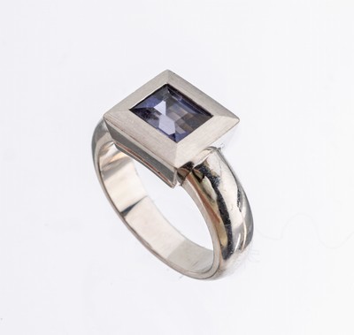 18 kt Gold Cordierit-Ring, WG 750/000, qualitätvolle Verarbeitung, eckiger Ringkopf, Cordierit im Treppenschliff ca. 1.0 ct, RW 48, ca. 8.6 g