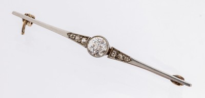 14 kt Gold Diamant-Brosche, um 1910, GG 585/000, schauseitig zeittyp. Platin, mittig Altschliffdiamant ca. 0.50 ct l.get.Weiss/p, 6 weitere ...