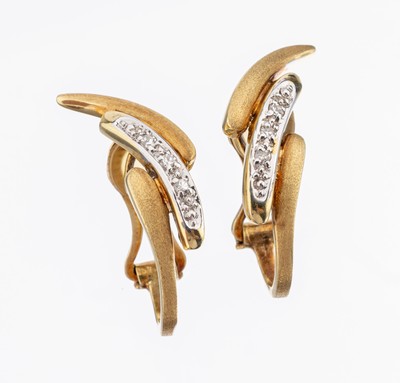 Paar 14 kt Gold Diamant-Ohrclips, GG 585/000, geschwungen, part. sat., 6 kl. 8/8- Diamanten, ca. 5.4 g