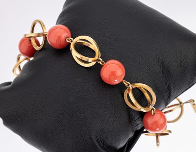 18 kt Gold Armband, GG 750/000 gepr., 6 Korallen-Kugeln, D. ca. 12 mm, L. ca. 22 cm, Klappschliesse, Versand nur innerhalb der EU