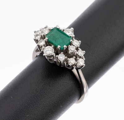14 kt Gold Smaragd-Diamant-Ring, WG 585/000, mittig Smaragd im Treppenschliff ca. 0.85 ct, 14 Brillanten zus. ca. 0.60 ct Weiss/p, RW 59, ca. 5.2 g
