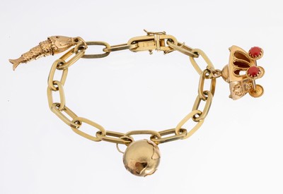 14 kt Gold Armband, GG 585/000, länglich ovale Glieder, 3 bewegl. Abhängungen, 1 x GG 750/000, in Form einer Kutsche, Räder mit ...