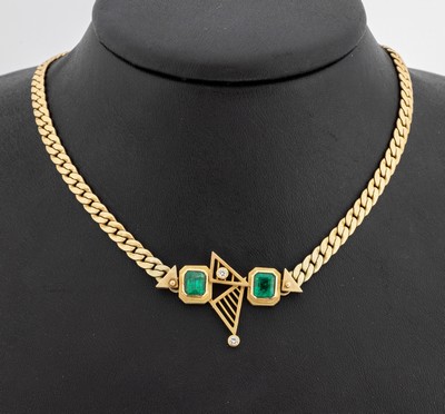 14 kt Gold Smaragd-Brillant-Collier, GG 585/000 sat., Mittelteil aus geometrischen Gliedern, 2 Smaragde im Treppenschliff zus. ca. 1.70 ct, sehr ...