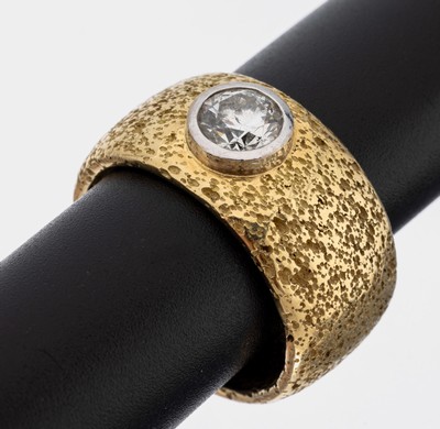 18 kt Gold Brillant-Ring, GG/WG 750/000, Oberfläche strukt., massive Ausführung, breite Ringschiene, 1 in WG gefasster Brillantca. 1.10 ct ...