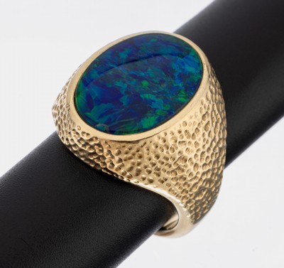 14 kt Gold Opaldoubletten-Ring, GG 585/000,Oberfläche strukt., massive Ausführung, ovalerCabochon (l. besch.), intensives Farbspiel in blau und ...