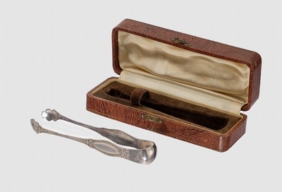 Zuckerzange, Frankreich um 1910, 950er Silber, Meistermarke in Raute wohl JC - ungedeutet, klassizistischer Dekor, Abschluss in Form von ...