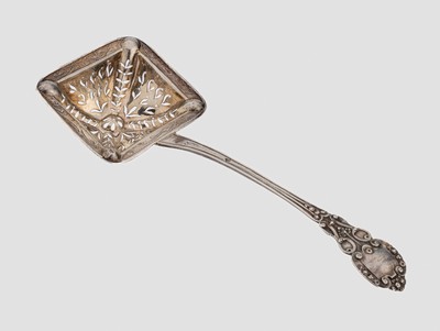 Zuckerstreulöffel, Frankreich um 1890, 950er Silber, Meistermarke wohl JB, klassizistischer Dekor, fein graviert und punziert, L ca. 19 cm, ...