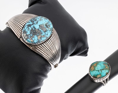 Türkis-Schmuckset, 925er Silber, im Stil der Navajo, best. aus: Armspange, ca. 5.7 x 4.3 cm, Öffnung ca. 3 cm, und 1 Ring, RW 55, jew. mit ...