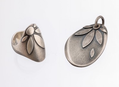 Designer Schmuckset, 925er Silber, abstraktfloral, best. aus: 1 Ring, RW 53.5 und 1 Anhänger, ca. 4.5 x 2.7 cm, qualitätvolle Verarbeitung, ...