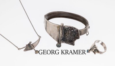 Schmuckset GEORG KRAMER, 835er Silber, best. aus: 1 Ring, RW 54, 1 Collier, L. ca. 39cm, und 1 Armreif, ca. 5.5 x 4.5 cm, Klappscharnier, ...