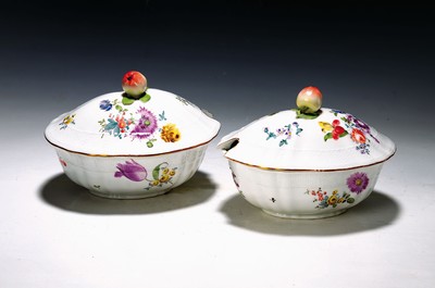 Paar kleine Deckelterrinen/Saucieren, Meissen, um 1745, Porzellan, Form Alt-Ozier, feine polychrome Bemalung von deutschen Blumen, Goldränder am ...