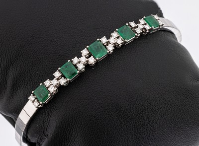 18 kt Gold Smaragd-Brillant-Armband, WG 750/000, Mittelteil mit 5 facett. Smaragden zus. ca. 3.80 ct, 24 Brillanten zus. ca. 0.60 ct Weiß/si, L. ...