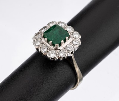 14 kt Gold Smaragd-Brillant-Ring, Österreich/Wien, WG 585/000, mittig facett.Smaragd ca. 1.20 ct, (Kerben/Risse), umgeben von 12 Brillanten zus. ...