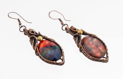 Paar Ammolit-Anhänger, Kupfer, aufwendige Arbeit, 2 ovalfacett. Ammolite, Fundort Alberta/Kanada, prächtiges Farbspiel in blau, rot, grün und ...
