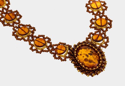 Prunkvolles Bernstein-Collier, aufwendige Arbeit, baltische Bernsteine in versch. Größen, blütenf. Perlspitze, goldene Rocailles-Perlen, L. ca. ...