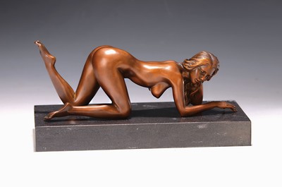 Raymondo, Bildhauer des 20 Jh., gebeugter weiblicher Akt, bronze, auf dem Marmorsockel sign., gesamt ca. 26x12 cm