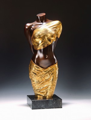Willi Kissmer, 1951-2018, Bronzeskulptur, Halbackt mit zwei Tüchern, sign., num. 31/99, teilvergoldet, H. ca. 53 cm