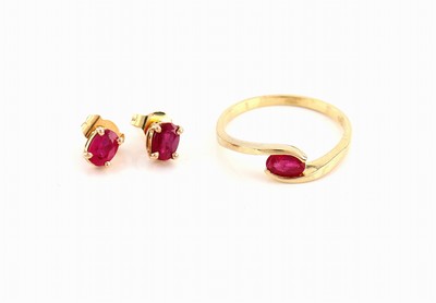 14 kt Gold Rubin-Schmuckset, GG 585/000, best. aus: 1 Ring, RW 60, 1 ovalfacett. Rubin ca. 0.60 ct, und 1 Paar Ohrstecker, 2 ovalfacett. Rubine zus. ...