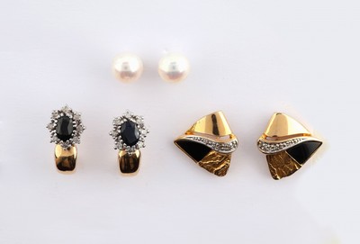 14 kt Gold Konvolut Ohrstecker, GG 585/000,best. aus: 1 Paar mit 2 ovalfacett. Saphiren zus. ca. 1.00 ct und 16 Brillanten zus. ca. 0.12 ct Weiß/p, ...