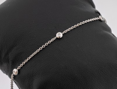 14 kt Gold Brillant-Armband, WG 585/000, 5 einzeln gefasste Brillanten zus. ca. 0.05 ct Weiß/si, L. ca. 19 cm, Karabinerschließe, ca. 2.6 g